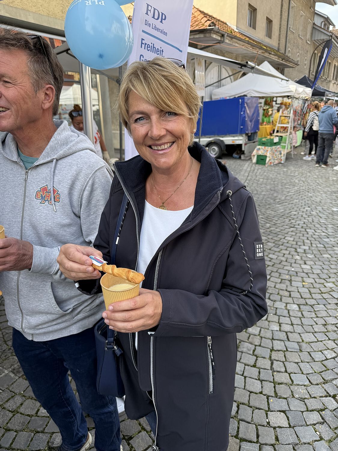 Hoher Besuch - Grossrätin Madeleine Deckert geniesst die traditionelle Bürensuppe